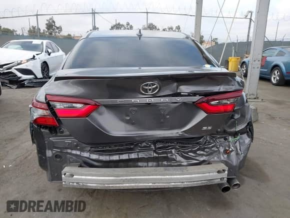 2021 Toyota Camry SE Nightshade z VIN 4T1G11AK8MU536707, wystawiony jako IAAI lot #43329430 z przebiegiem 61 408 mil mil oraz . Historia ofert i sprzedaży dostępna na DreamBid. Obrazek 17.