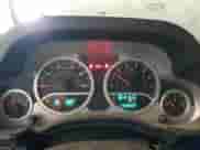 2007 Jeep Wrangler Unlimited Sahara z VIN 1J4GA59117L151310, wystawiony jako Copart lot #84026945 z przebiegiem 132 882 mil mil oraz Czysty tytuł • Clean title. Historia ofert i sprzedaży dostępna na DreamBid. Obrazek 9.