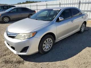 2014 Toyota Camry XLE z VIN 4T4BF1FK1ER347764, wystawiony jako Copart lot #81695305 z przebiegiem 130 323 mil mil oraz Szkoda całkowita • Salvage title. Historia ofert i sprzedaży dostępna na DreamBid. Obrazek 1.
