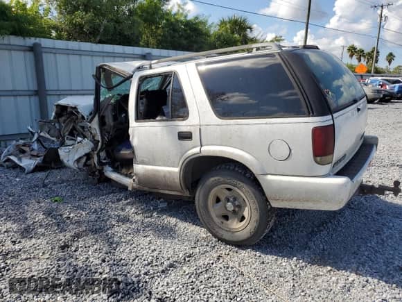 1996 Chevrolet Blazer with VIN 1GNCS13W4T2251083, listed as a Copart auction lot 89459095 with 147,830 mi miles and Salvage title. Bid and sale history available at DreamBid. Image 2.