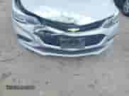 2017 Chevrolet Cruze LS z VIN 1G1BC5SM6H7174843, wystawiony jako IAAI lot #42971671 z przebiegiem 107 657 mil mil oraz . Historia ofert i sprzedaży dostępna na DreamBid. Obrazek 6.