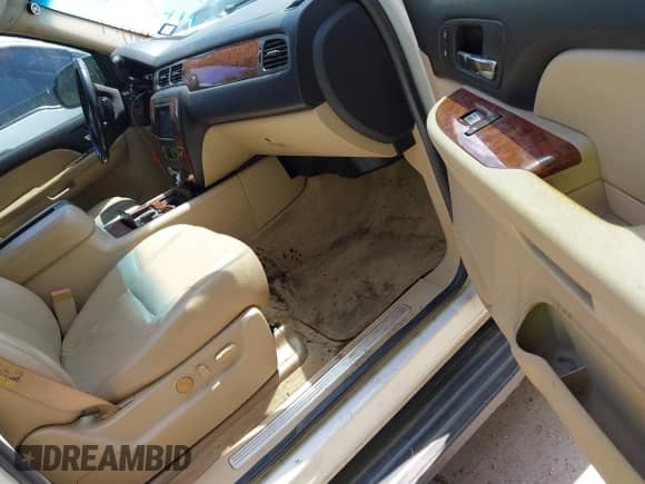 2007 Chevrolet Suburban LTZ with VIN 3GNFK16377G101075, listed as a IAAI auction lot 43025258 with Not provided miles and . Bid and sale history available at DreamBid. Image 5.