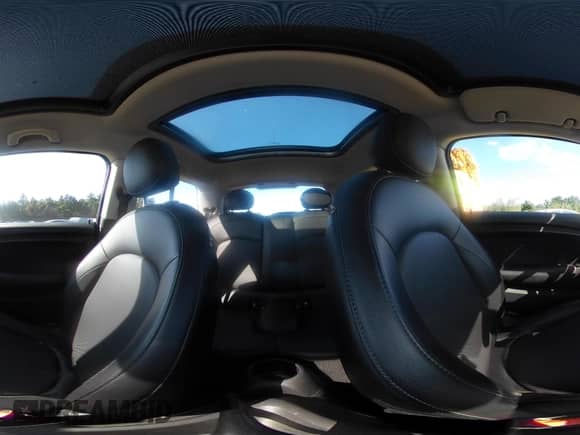 2015 MINI Hardtop z VIN WMWXM5C57F3A04447, wystawiony jako IAAI lot #43175332 z przebiegiem 84 307 mil mil oraz . Historia ofert i sprzedaży dostępna na DreamBid. Obrazek 18.