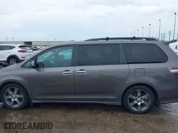 2017 Toyota Sienna SE with VIN 5TDXZ3DC7HS793784, listed as a IAAI auction lot 42083291 with 190,894 mi miles and . Bid and sale history available at DreamBid. Image 14.