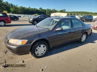 2000 Toyota Camry CE z VIN 4T1BG22K5YU938512, wystawiony jako Copart lot #69760495 z przebiegiem 124 556 mil mil oraz Szkoda całkowita • Salvage title. Historia ofert i sprzedaży dostępna na DreamBid. Obrazek 1.