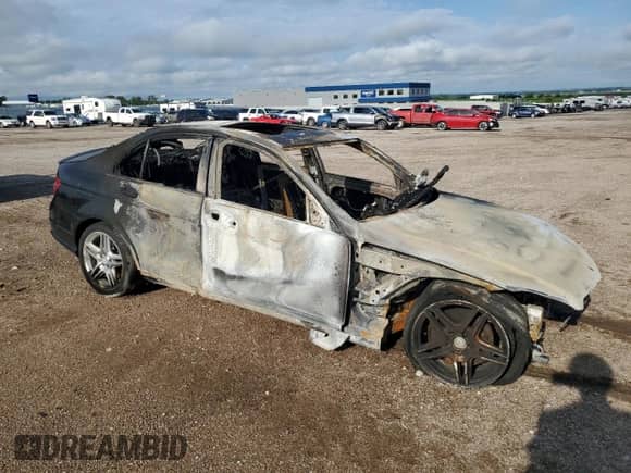 2011 Mercedes-Benz C 350 Sport z VIN WDDGF5GB3BR142297, wystawiony jako Copart lot #66776905 z przebiegiem Nie podano mil oraz Szkoda całkowita • Salvage title. Historia ofert i sprzedaży dostępna na DreamBid. Obrazek 4.