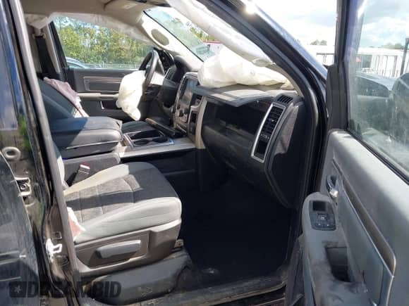 2014 Ram 1500 Big Horn z VIN 1C6RR7GT0ES187989, wystawiony jako IAAI lot #43451978 z przebiegiem 165 388 mil mil oraz . Historia ofert i sprzedaży dostępna na DreamBid. Obrazek 5.