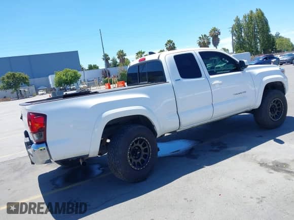 2018 Toyota Tacoma SR5 z VIN 5TFSZ5AN7JX125771, wystawiony jako IAAI lot #42783782 z przebiegiem 152 340 mil mil oraz . Historia ofert i sprzedaży dostępna na DreamBid. Obrazek 4.