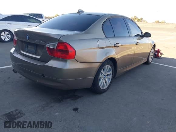 2007 BMW 3 Series 328xi z VIN WBAVC93567KX53505, wystawiony jako IAAI lot #43566890 z przebiegiem 176 398 mil mil oraz . Historia ofert i sprzedaży dostępna na DreamBid. Obrazek 4.