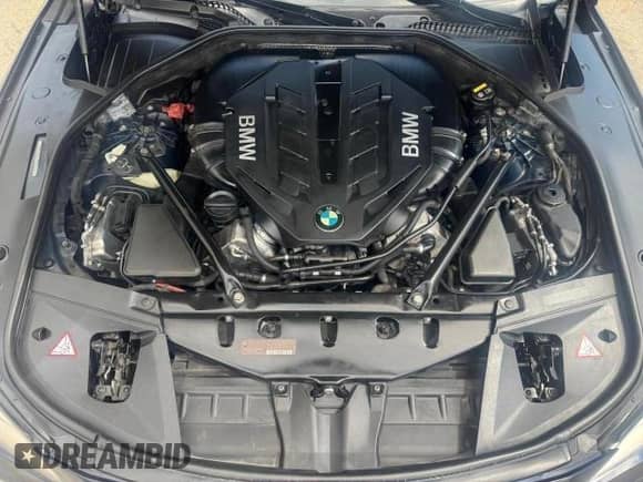 2015 BMW 7 Series 750i xDrive с VIN WBAYB6C5XFD965910, выставлен на аукционе Copart как лот 71134355 с пробегом 173 486 миль миль и Списание • Salvage title. История ставок и продаж доступна на DreamBid. Изображение 14.