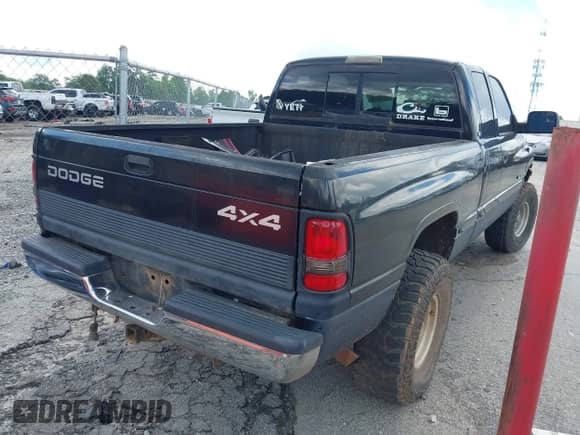1998 Dodge 1500 z VIN 1B7HF13Z5WJ170522, wystawiony jako IAAI lot #42247039 z przebiegiem 287 461 mil mil oraz . Historia ofert i sprzedaży dostępna na DreamBid. Obrazek 4.