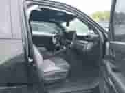 2024 Toyota Tacoma SR5 z VIN 3TMLB5JN4RM025895, wystawiony jako IAAI lot #42309915 z przebiegiem 23 530 mil mil oraz . Historia ofert i sprzedaży dostępna na DreamBid. Obrazek 5.