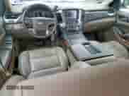 2017 Chevrolet Suburban Premier z VIN 1GNSCJKC6HR374821, wystawiony jako Copart lot #62372565 z przebiegiem 154 090 mil mil oraz Szkoda całkowita • Salvage title. Historia ofert i sprzedaży dostępna na DreamBid. Obrazek 8.