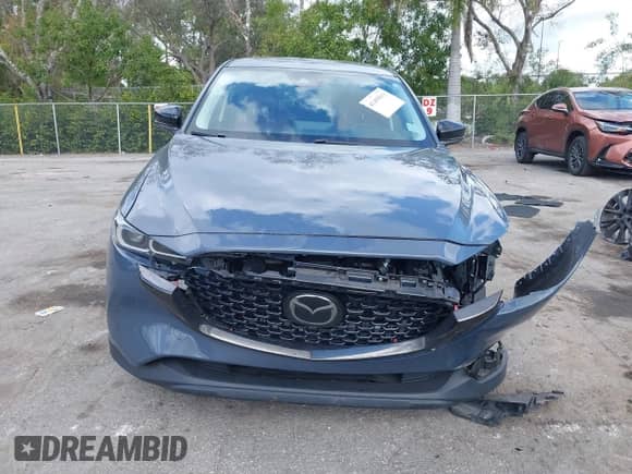2022 Mazda CX-5 S Carbon Edition z VIN JM3KFBCM3N0551653, wystawiony jako IAAI lot #41495011 z przebiegiem 49 842 mil mil oraz . Historia ofert i sprzedaży dostępna na DreamBid. Obrazek 13.