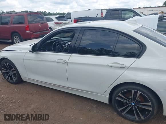 2018 BMW 3 Series 330i с VIN WBA8B9G58JNU57515, выставлен на аукционе IAAI как лот 42453499 с пробегом 121 301 миль миль и . История ставок и продаж доступна на DreamBid. Изображение 14.