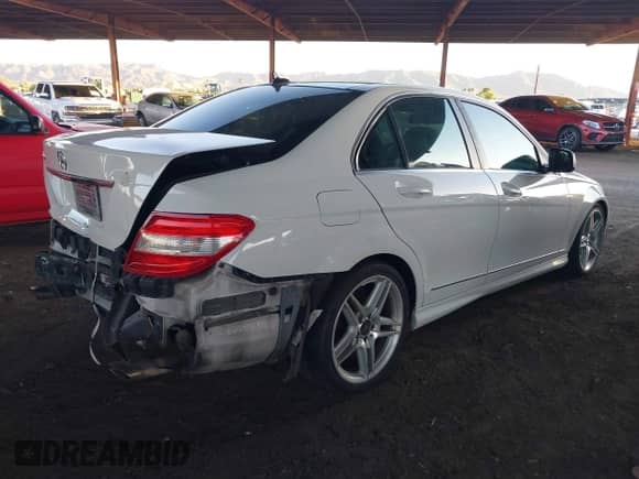 2009 Mercedes-Benz C 300 Sport z VIN WDDGF54X49F245367, wystawiony jako IAAI lot #43462372 z przebiegiem 117 239 mil mil oraz . Historia ofert i sprzedaży dostępna na DreamBid. Obrazek 4.