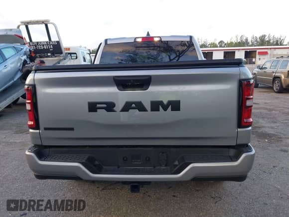 2025 Ram 1500 Big Horn z VIN 1C6RREFG9SN527515, wystawiony jako IAAI lot #41952115 z przebiegiem 8 009 mil mil oraz . Historia ofert i sprzedaży dostępna na DreamBid. Obrazek 17.