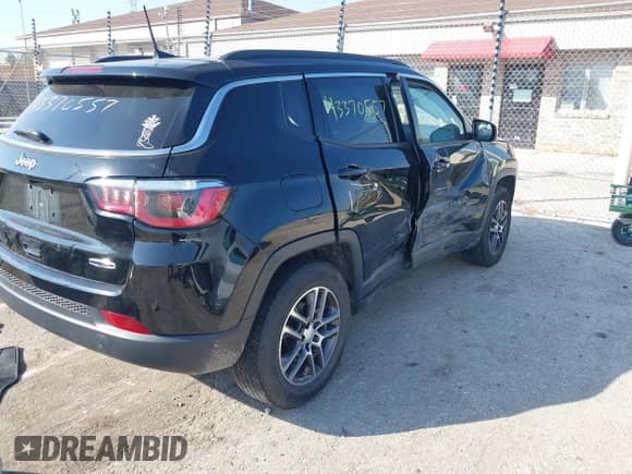 2017 Jeep Compass Latitude z VIN 3C4NJDBB6HT660714, wystawiony jako IAAI lot #43370557 z przebiegiem 99 034 mil mil oraz . Historia ofert i sprzedaży dostępna na DreamBid. Obrazek 4.