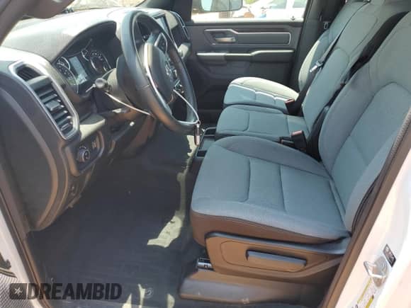 2022 Ram 1500 Big Horn z VIN 1C6RRFFG3NN461618, wystawiony jako Copart lot #62813325 z przebiegiem 22 648 mil mil oraz Szkoda całkowita • Salvage title. Historia ofert i sprzedaży dostępna na DreamBid. Obrazek 7.