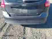 2015 Ford Focus SE z VIN 1FADP3K27FL307174, wystawiony jako IAAI lot #43348790 z przebiegiem 147 075 mil mil oraz . Historia ofert i sprzedaży dostępna na DreamBid. Obrazek 6.