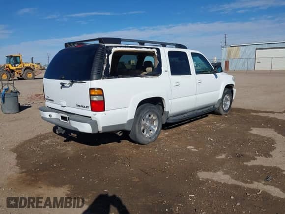 2005 Chevrolet Suburban LT z VIN 3GNEC16Z95G288863, wystawiony jako IAAI lot #41653675 z przebiegiem 309 977 mil mil oraz . Historia ofert i sprzedaży dostępna na DreamBid. Obrazek 4.