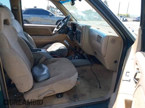 1996 Chevrolet S-10 LS z VIN 1GCCS19X5T8174486, wystawiony jako IAAI lot #42126355 z przebiegiem 242 683 mil mil oraz . Historia ofert i sprzedaży dostępna na DreamBid. Obrazek 5.