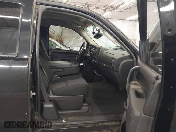 2011 Chevrolet Silverado 1500 LT z VIN 1GCRKSE32BZ402116, wystawiony jako IAAI lot #43266431 z przebiegiem 152 369 mil mil oraz . Historia ofert i sprzedaży dostępna na DreamBid. Obrazek 5.