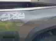 2023 Toyota Tacoma SR z VIN 3TMCZ5AN4PM571394, wystawiony jako IAAI lot #43129720 z przebiegiem 44 374 mil mil oraz . Historia ofert i sprzedaży dostępna na DreamBid. Obrazek 21.