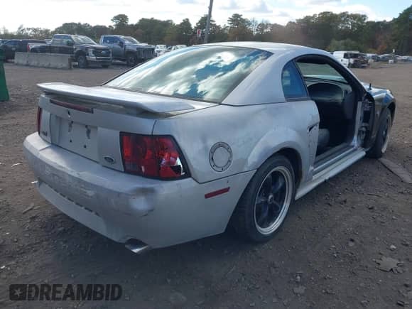 2002 Ford Mustang GT Deluxe z VIN 1FAFP42XX2F223692, wystawiony jako IAAI lot #43545511 z przebiegiem 108 174 mil mil oraz . Historia ofert i sprzedaży dostępna na DreamBid. Obrazek 4.