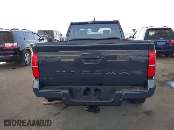 2024 Toyota Tacoma SR5 z VIN 3TMLB5JN5RM080565, wystawiony jako IAAI lot #42584677 z przebiegiem 17 149 mil mil oraz . Historia ofert i sprzedaży dostępna na DreamBid. Obrazek 17.