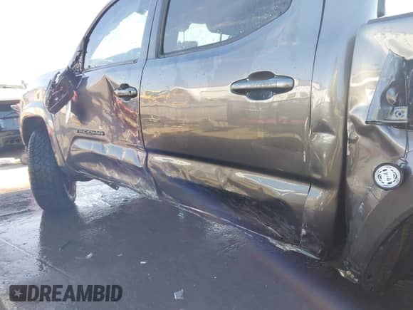 2019 Toyota Tacoma SR5 z VIN 3TMCZ5AN2KM231203, wystawiony jako IAAI lot #43203975 z przebiegiem 61 168 mil mil oraz . Historia ofert i sprzedaży dostępna na DreamBid. Obrazek 6.