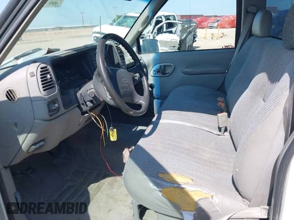 1995 Chevrolet Silverado 1500 z VIN 1GCEC14Z8SZ217712, wystawiony jako IAAI lot #42459235 z przebiegiem 172 963 mil mil oraz . Historia ofert i sprzedaży dostępna na DreamBid. Obrazek 8.