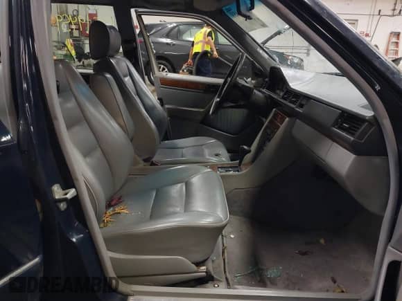 1990 Mercedes-Benz 300 E with VIN WDBEA30D3LB235863, listed as a IAAI auction lot 40519459 with 142,260 mi miles and . Bid and sale history available at DreamBid. Image 5.