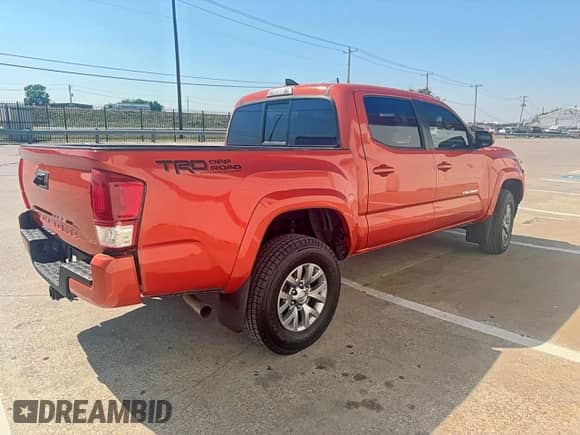 2017 Toyota Tacoma SR5 z VIN 3TMAZ5CN4HM037804, wystawiony jako Copart lot #86278135 z przebiegiem 119 886 mil mil oraz Czysty tytuł • Clean title. Historia ofert i sprzedaży dostępna na DreamBid. Obrazek 4.