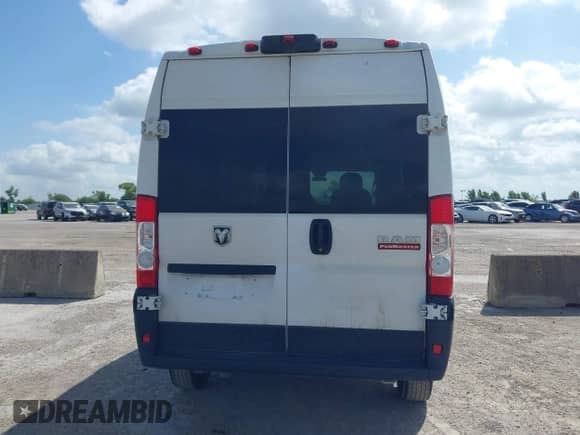 2020 Ram ProMaster Cargo z VIN 3C6TRVBG9LE105908, wystawiony jako IAAI lot #42561631 z przebiegiem 84 524 mil mil oraz . Historia ofert i sprzedaży dostępna na DreamBid. Obrazek 16.