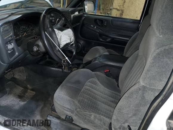 2002 Chevrolet S-10 LS z VIN 1GCDT19W528236413, wystawiony jako Copart lot #49250775 z przebiegiem 189 386 mil mil oraz Czysty tytuł • Clean title. Historia ofert i sprzedaży dostępna na DreamBid. Obrazek 7.