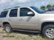 2013 Chevrolet Tahoe LS z VIN 1GNSCAE09DR184197, wystawiony jako IAAI lot #42588553 z przebiegiem 137 205 mil mil oraz . Historia ofert i sprzedaży dostępna na DreamBid. Obrazek 13.