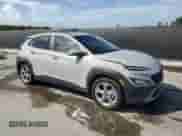 2023 Hyundai Kona SEL с VIN KM8K32AB9PU957625, выставлен на аукционе Copart как лот 85148235 с пробегом 14 345 миль миль и На запчасти • Non repairable. История ставок и продаж доступна на DreamBid. Изображение 4.