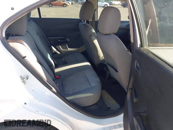 2016 Chevrolet Sonic LS z VIN 1G1JA5SH8G4103275, wystawiony jako IAAI lot #42035759 z przebiegiem 126 231 mil mil oraz . Historia ofert i sprzedaży dostępna na DreamBid. Obrazek 8.