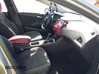 2018 Chevrolet Cruze LT z VIN 3G1BE6SM2JS558352, wystawiony jako IAAI lot #43300017 z przebiegiem 73 550 mil mil oraz . Historia ofert i sprzedaży dostępna na DreamBid. Obrazek 5.