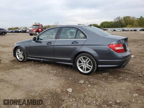 2013 Mercedes-Benz C 300 Luxury z VIN WDDGF8AB8DA791881, wystawiony jako Copart lot #87446505 z przebiegiem 304 962 mil mil oraz Czysty tytuł • Clean title. Historia ofert i sprzedaży dostępna na DreamBid. Obrazek 2.
