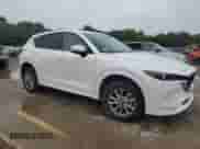 2024 Mazda CX-5 S Preferred z VIN JM3KFBCL6R0527540, wystawiony jako Copart lot #71773485 z przebiegiem 13 959 mil mil oraz Szkoda całkowita • Salvage title. Historia ofert i sprzedaży dostępna na DreamBid. Obrazek 4.