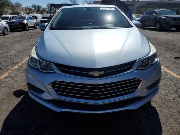 2017 Chevrolet Cruze LS z VIN 3G1BC5SM4HS565006, wystawiony jako Copart lot #85113385 z przebiegiem 60 458 mil mil oraz Szkoda całkowita • Salvage title. Historia ofert i sprzedaży dostępna na DreamBid. Obrazek 5.