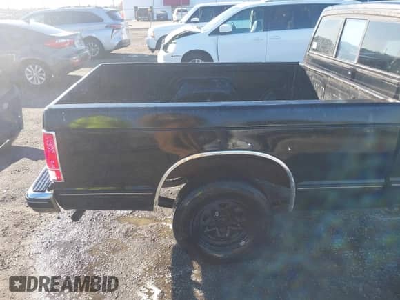 1989 Chevrolet S-10 z VIN 1GCCS14ZXK8160882, wystawiony jako IAAI lot #41387239 z przebiegiem 348 971 mil mil oraz . Historia ofert i sprzedaży dostępna na DreamBid. Obrazek 20.