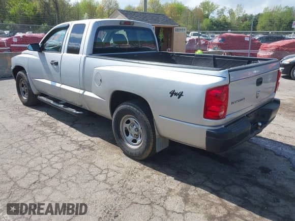 2005 Dodge Dakota ST with VIN 1D7HW22K35S129167, listed as a IAAI auction lot 42190094 with 121,215 mi miles and . Bid and sale history available at DreamBid. Image 3.