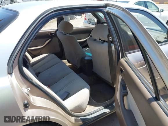 1995 Toyota Camry LE z VIN JT2SK12E0S0330606, wystawiony jako IAAI lot #42619849 z przebiegiem 188 034 mil mil oraz . Historia ofert i sprzedaży dostępna na DreamBid. Obrazek 8.