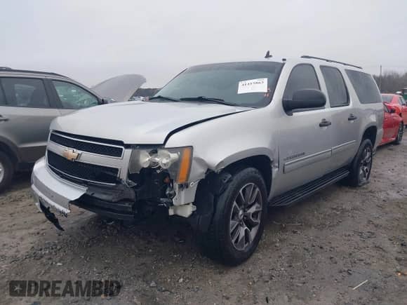 2010 Chevrolet Suburban LS z VIN 1GNUKHE37AR193670, wystawiony jako IAAI lot #41415863 z przebiegiem 213 371 mil mil oraz . Historia ofert i sprzedaży dostępna na DreamBid. Obrazek 2.