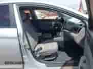 2017 Hyundai Elantra SE z VIN 5NPD84LF4HH146594, wystawiony jako IAAI lot #43242324 z przebiegiem 96 036 mil mil oraz . Historia ofert i sprzedaży dostępna na DreamBid. Obrazek 5.