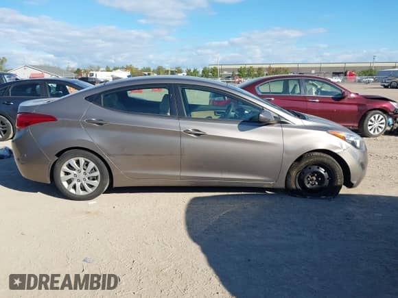 2012 Hyundai Elantra GLS z VIN 5NPDH4AE2CH136178, wystawiony jako IAAI lot #43405532 z przebiegiem 153 249 mil mil oraz . Historia ofert i sprzedaży dostępna na DreamBid. Obrazek 13.