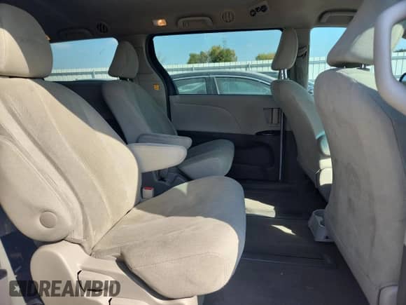 2012 Toyota Sienna с VIN 5TDKA3DC1CS010775, выставлен на аукционе Copart как лот 85138615 с пробегом 172 326 миль миль и На запчасти • Non repairable. История ставок и продаж доступна на DreamBid. Изображение 11.
